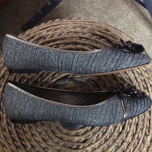 J Renee Pewter Glitter Flats Size 8 - Picture 4 of 7